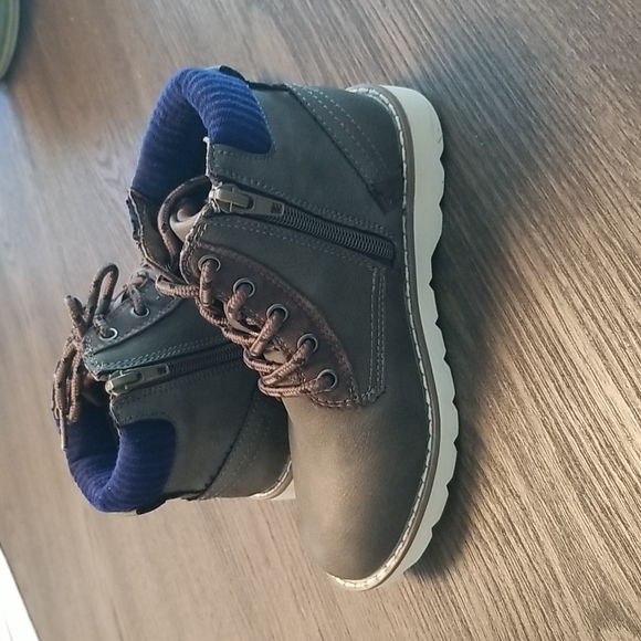 NWT Boys Steve Madden Hiker Boots - Picture 3 of 6